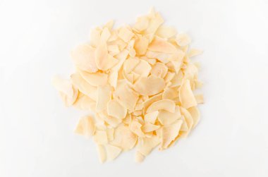 Beyaz arka planda kurutulmuş sarımsak taneleri