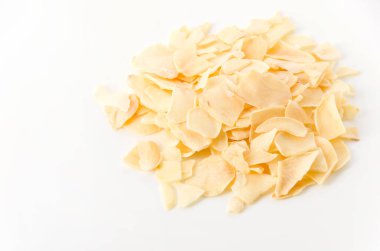 Beyaz arka planda kurutulmuş sarımsak taneleri