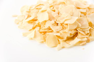 Beyaz arka planda kurutulmuş sarımsak taneleri