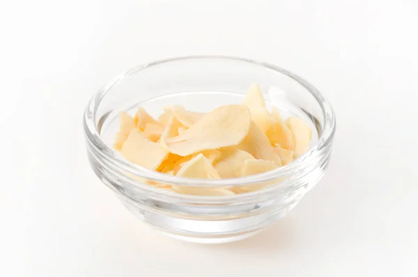 Torkade Vitlök Chips Stapling Skål Vit Bakgrund — Stockfoto