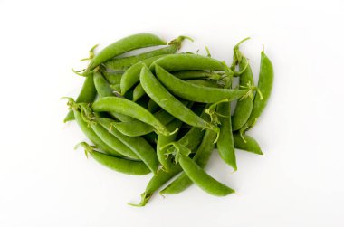 Beyaz arkaplanda şekerli bezelye. 