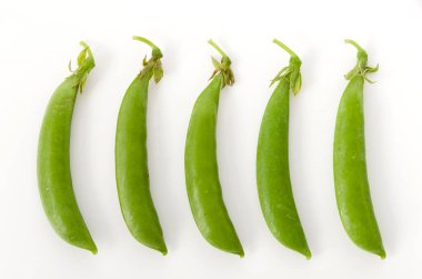 Beyaz arkaplanda şekerli bezelye. 