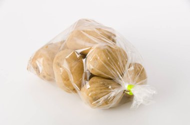 Beyaz arka planda plastik poşette patates