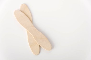 Beyaz arka planda izole edilmiş dondurma çubukları.