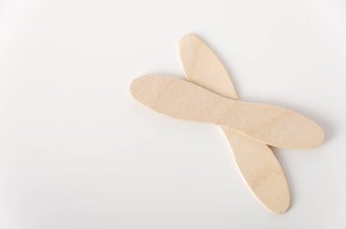 Beyaz arka planda izole edilmiş dondurma çubukları.