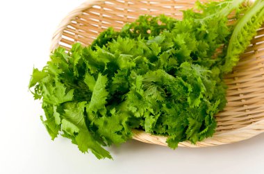 Beyaz arka planda bambu kevgir üzerinde wasabi yeşili