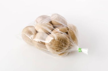 Beyaz arka planda şeffaf plastik torba içinde Shiitake mantarı