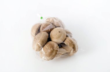 Beyaz arka planda şeffaf plastik torba içinde Shiitake mantarı