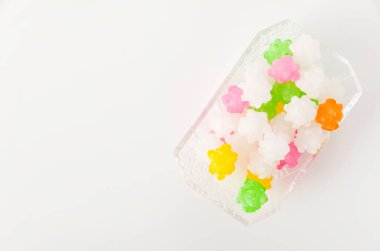 Küçük cam kase içinde renkli konpeitou (Japon geleneksel şeker şekeri)