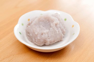 Japon yemeği, Okinawa mutfağı Taroimo Ringaku, taro püresi.