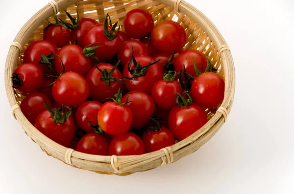 Tomates Cereja Vermelhos Frescos Escorredor Bambu Sobre Fundo Branco — Fotografia de Stock