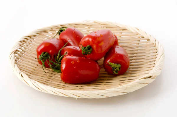 Tomates San Marzano Sobre Colador Bambú Sobre Fondo Blanco — Foto de Stock