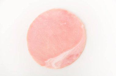 Beyaz arka planda izole edilmiş domuz filetosu dilimi.