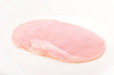 Beyaz arka planda domuz filetosu dilimleri.
