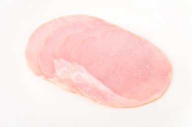 Beyaz arka planda domuz filetosu dilimleri.