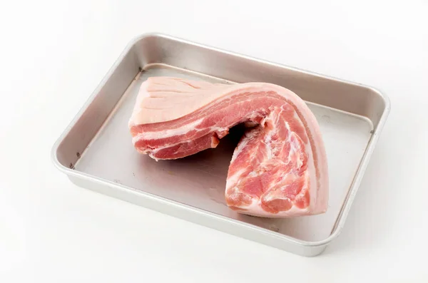 Roh Schweinebauch Auf Einem Aluminiumblech Auf Weißem Hintergrund — Stockfoto