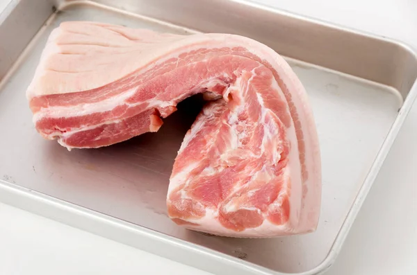 白背景铝盘上的生猪腹部 — 图库照片