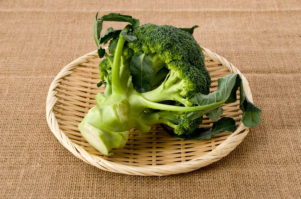 Fresh Broccoli Bamboo Colander Burlap — Stock Photo, Image