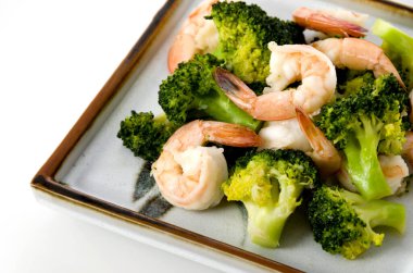 Kızarmış Brokoli ve karides.