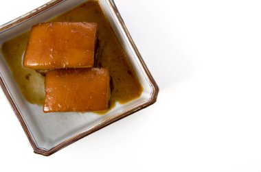 Japon yemekleri, Okinawa mutfağı Rafuthy. Okinawa usulü güveç domuz eti, domuz eti, awamori, soya, dashi çorbası ve şeker..