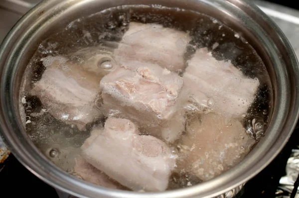 스토브 스테인 냄비와 돼지고기 — 스톡 사진