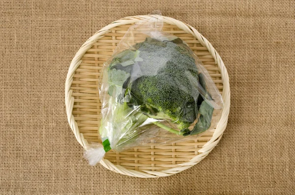 Brokoli Segar Dalam Kantong Plastik Transparan Pada Saringan Bambu Pada — Stok Foto
