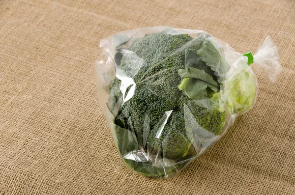 Brokoli Segar Dalam Kantong Plastik Transparan Pada Burlap — Stok Foto