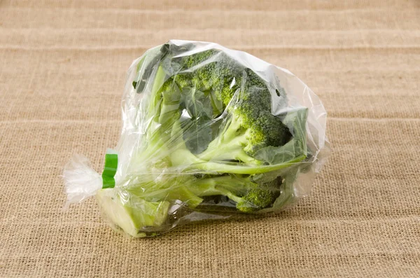 Brokoli Segar Dalam Kantong Plastik Transparan Pada Burlap — Stok Foto