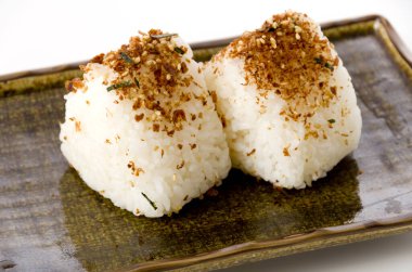 Japon yemeği, ev yapımı furikake pirinç topu.