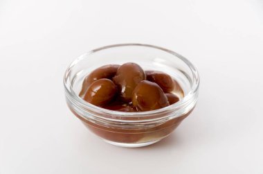 Kırmızı böbrek fasulyesini beyaz arka planda cam kasede kaynattım.