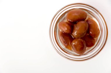 Kırmızı böbrek fasulyesini beyaz arka planda cam kasede kaynattım.