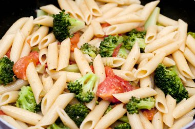 Brokoli, domates ve tavada makarna.,