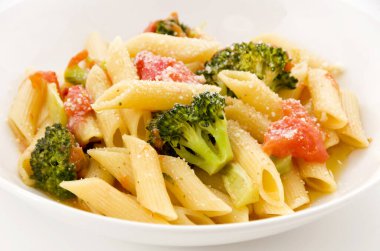 Beyaz arka planda brokolili makarna. Sağlıklı vejetaryen yemekleri