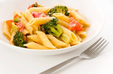 Beyaz arka planda brokolili makarna. Sağlıklı vejetaryen yemekleri