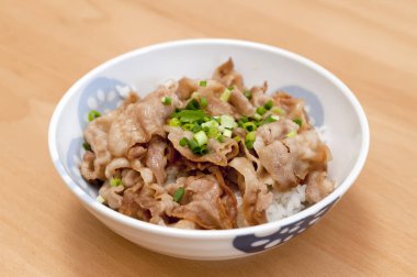 Butabara-don (üzerinde dilimlenmiş domuz göbeği olan bir kase pirinç))