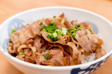 Butabara-don (üzerinde dilimlenmiş domuz göbeği olan bir kase pirinç))