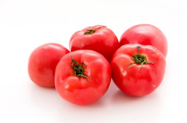 Beyaz arkaplanda izole domatesler. 