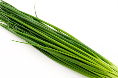 beyaz zemin üzerine yeşil soğan 