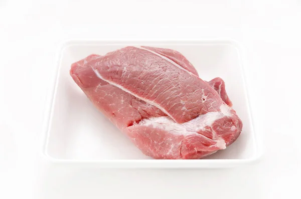 Rohes Schweinefleisch Auf Schaumtablett Weißer Hintergrund — Stockfoto