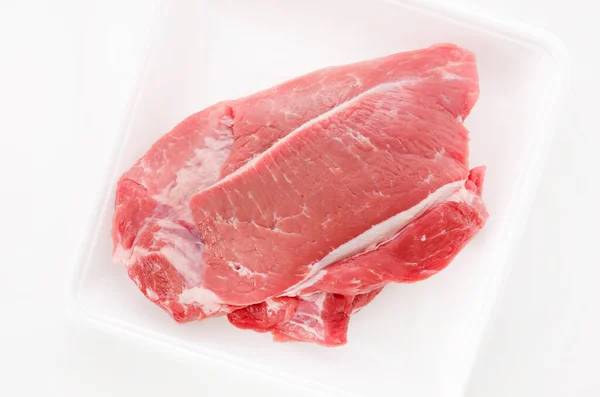 Rohes Schweinefleisch Auf Schaumtablett Weißer Hintergrund — Stockfoto