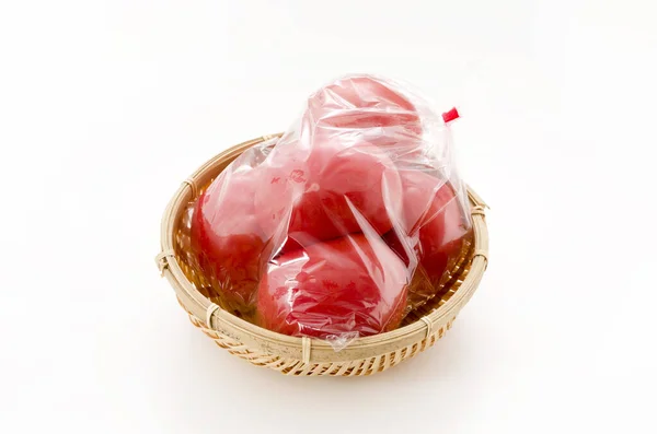 Tomates Rojos Maduros Bolsa Plástico Colador Bambú — Foto de Stock
