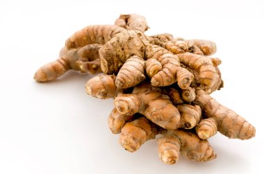Beyaz arkaplanda yabani zerdeçal (Curcuma aromatica salisb)