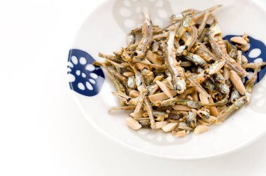 Japon sağlıklı atıştırmalıkları, badem ve kurutulmuş küçük balık..