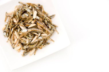 Japon sağlıklı atıştırmalıkları, badem ve kurutulmuş küçük balık..