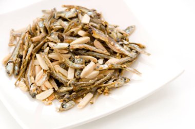 Japon sağlıklı atıştırmalıkları, badem ve kurutulmuş küçük balık..