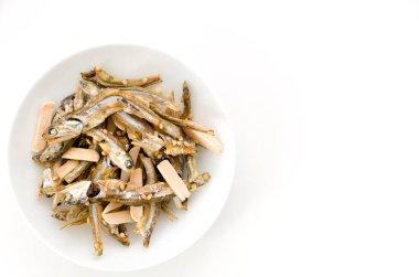 Japon sağlıklı atıştırmalıkları, badem ve kurutulmuş küçük balık..