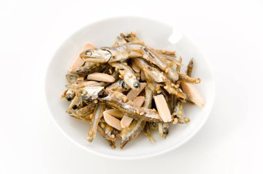 Japon sağlıklı atıştırmalıkları, badem ve kurutulmuş küçük balık..