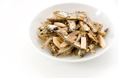 Japon sağlıklı atıştırmalıkları, badem ve kurutulmuş küçük balık..