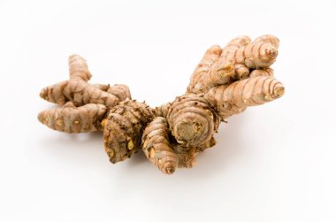 Beyaz arkaplanda yabani zerdeçal (Curcuma aromatica salisb)