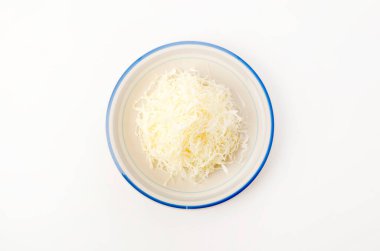 Beyaz arka planda parçalanmış lahana.